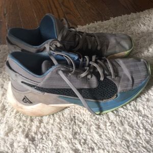 Men’s basketball sneakers